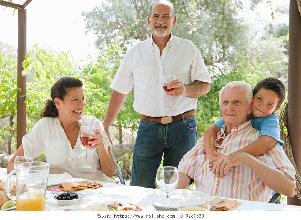 快乐家庭夏季在别墅花园聚餐幸福一家人幸福家庭幸福的人微笑的老人